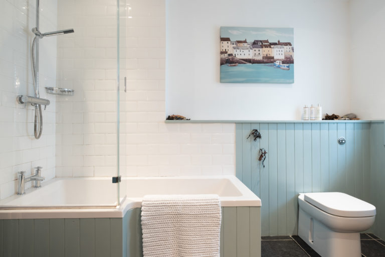 r.Family bathroom 2 9593 768x512