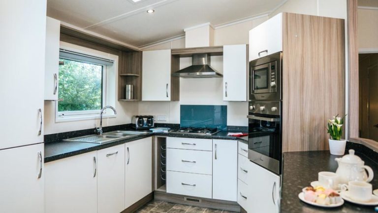 Blairgowrie Larches Deluxe Lodge Kitchen 768x432