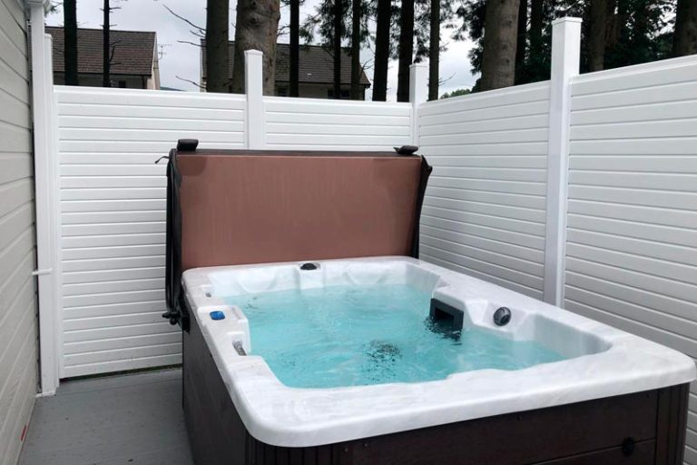Callander Woods Deluxe Junior Lodge Hot Tub 768x512