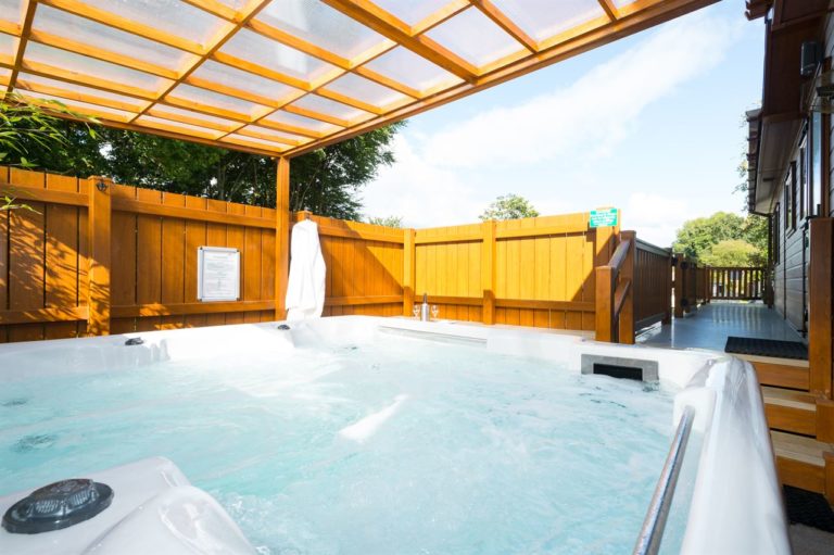 LW Signature Lodge Hot Tub 768x511