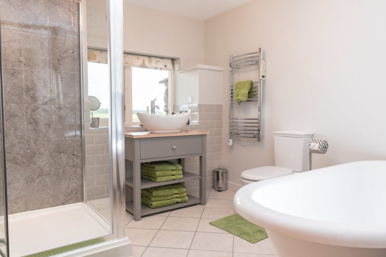 Luxury bathroom 768x512