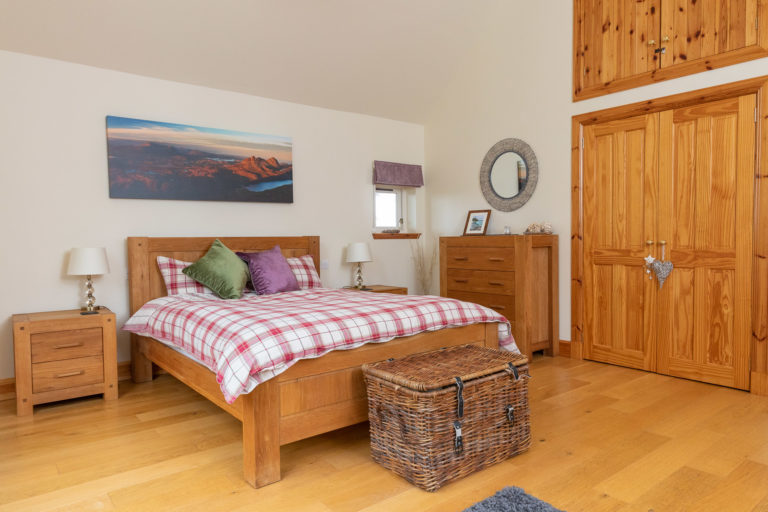 Spacious main bedroom 768x512