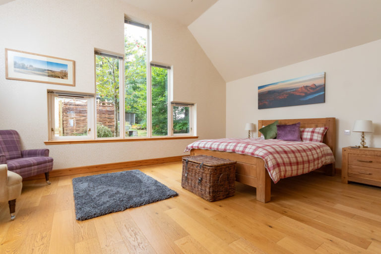 Very spacious main bedroom 768x512